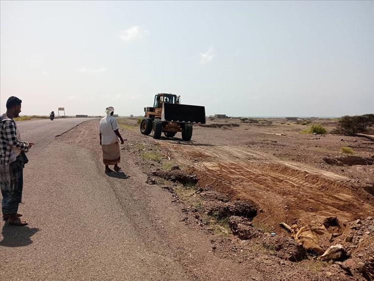 تنفيذ مشروع ردم الطريق العام بالقرب من المجمع الحكومي بمديرية المضاربة