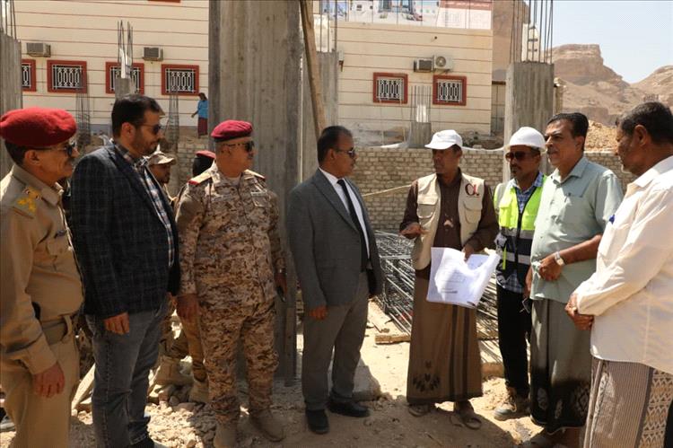 السلطة المحلية بوادي حضرموت ومؤسسة صلة للتنمية تتفقدان سير العمل في مشروع مركز فاطمة بابطين الطبي بالقطن (المرحلة الأولى)