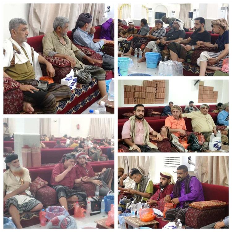 وفد من مشايخ ووجاهات يافع يقدم واجب العزاء لأسرة الفقيد الشيخ مهدي العقربي