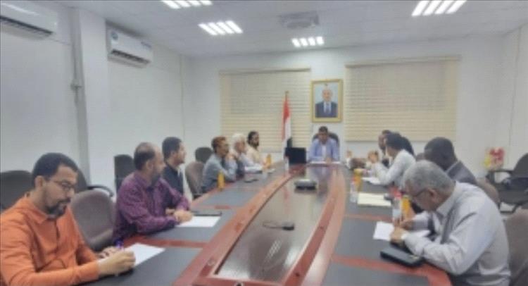تراجع تمويل الغذاء العالمي يفاقم معاناة اليمنيين والحكومة تحذر من هيمنة الحوثيين على العمل الإنساني