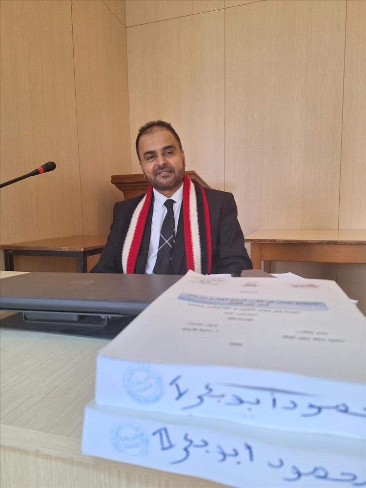 الشاعر محمود أبوبكر يُجلِّي المجتمع اليمني من خلال ابن هتيمل.. أطروحة دكتوراه تُوقِدُ مصباحاً في ظُلْمَةِ القرون