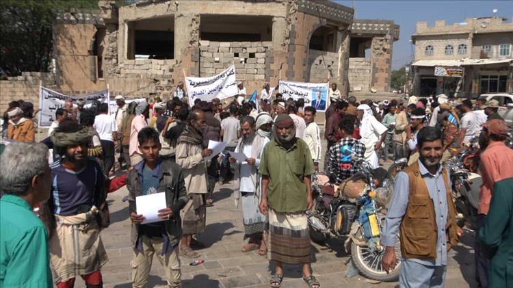 وقفة احتجاجية في قعطبة تنديدًا بتهميش الكوادر وتأييدًا لتكليف المهندس الهدالي