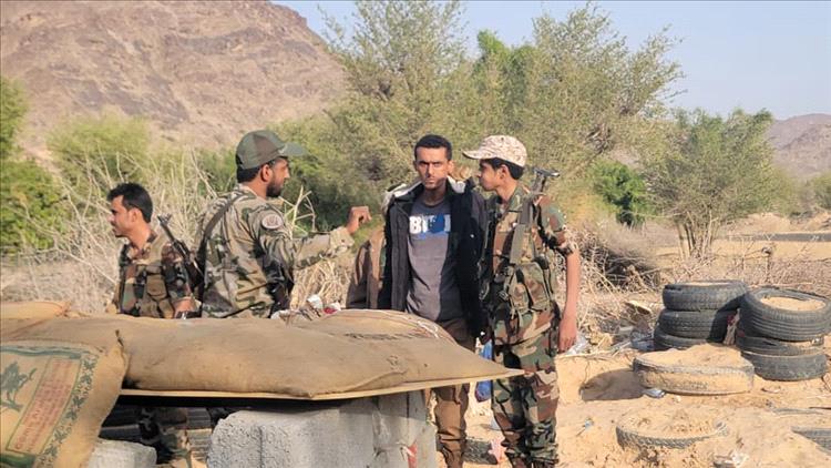 وفد من محور سبأ يزور المواقع الأمامية بجبهة ملعاء ويشيد بحنكة قائد كتيبة الدعم والإسناد