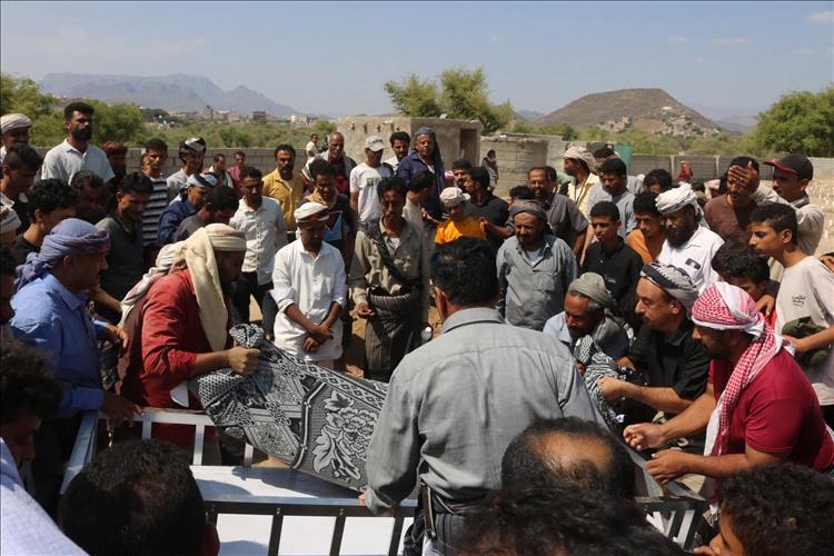 وسط أجواء مليئة بالحزن... تشييع جثماني الضحيتين في حادثة القتل بردفـان