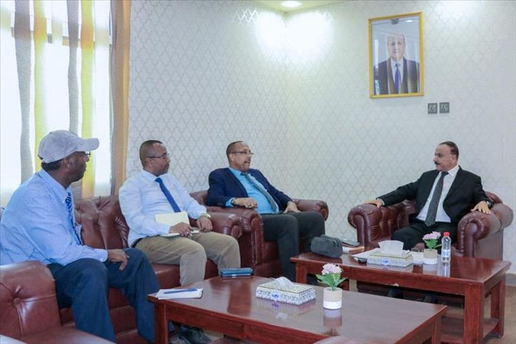 الوزير حُميد يبحث مع السفير الصومالي تعزيز التعاون في مجالات النقل البحري والجوي
