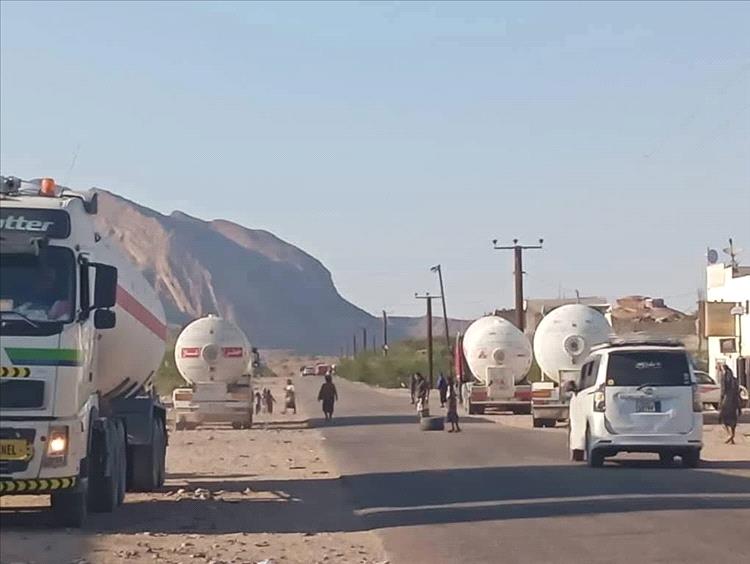 العرم.. قبائل لقموش تعيد قطع طريق عدن – شبوة بعد فشل الوساطة واحتجاز الشيخ صالح القميشي