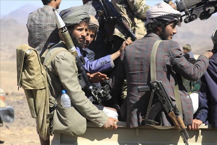 مليشيا الحوثي تقتحم منزل شيخ منشق في مقبنة بتعز وتختطف شقيقه