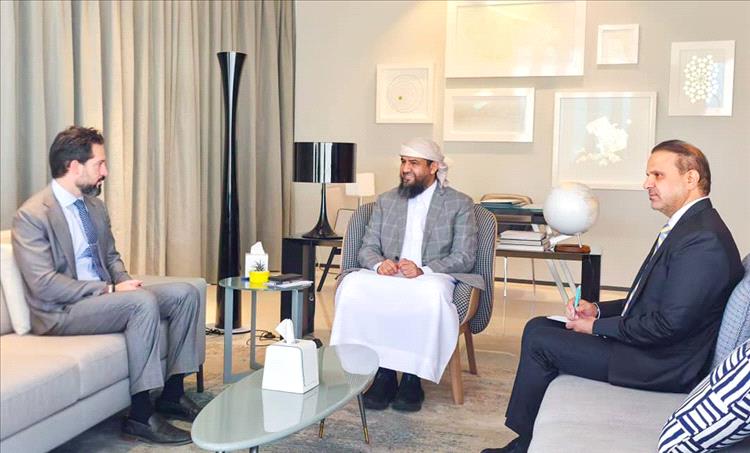 عضو مجلس القيادة الرئاسي المحرّمي يلتقي القائم بأعمال السفير الأمريكي