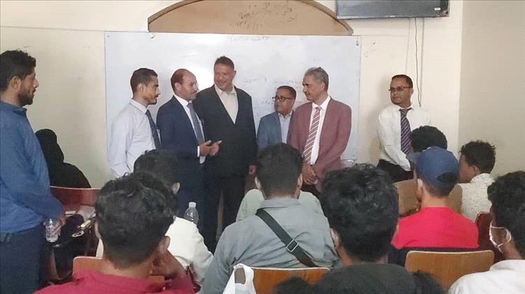 الشيخ محسن القشم يزور جامعة خليج عدن الدولية ويشيد بالنهضة التعليمية فيها