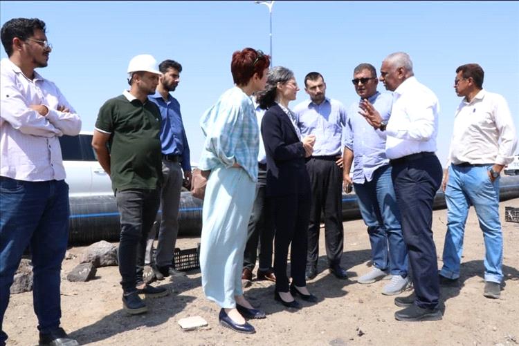 مدير مياه عدن والسفيرة الفرنسية يطلعان على مشاريع وتدخلات منظمة تراينجل في قطاع المياه