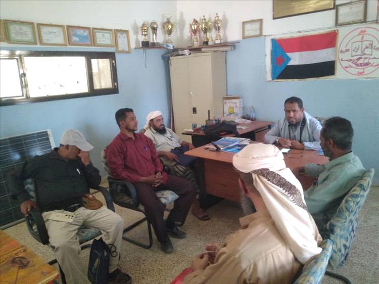 مدير عام خنفر يزور ثانوية الفاروق المحورية ويشيد بانضباطها وتميز كادرها التربوي