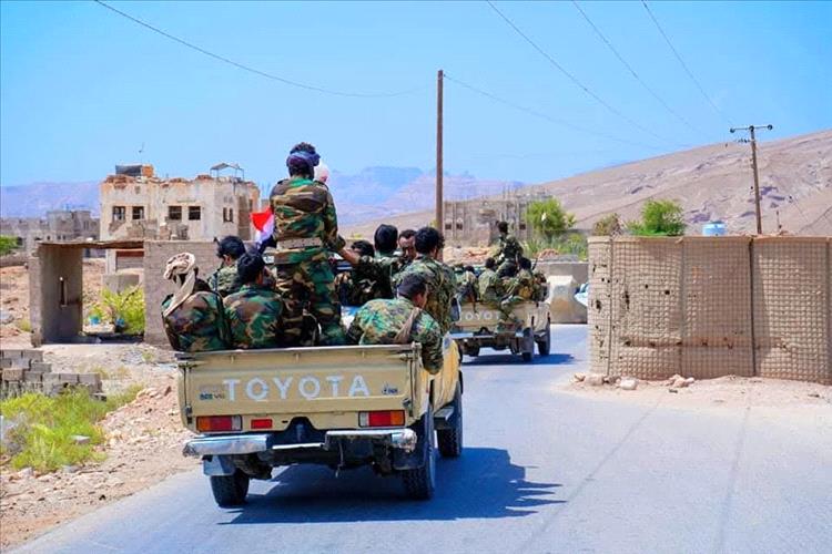 قوة أمنية تعيد فتح الطريق الدولي في شبوة بعد إزالة قطاع قبلي