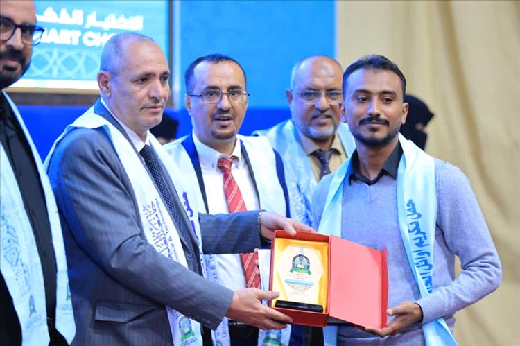 وكيل أول محافظة تعز يكرم الطلاب الأوائل في جامعة العلوم والتكنولوجيا