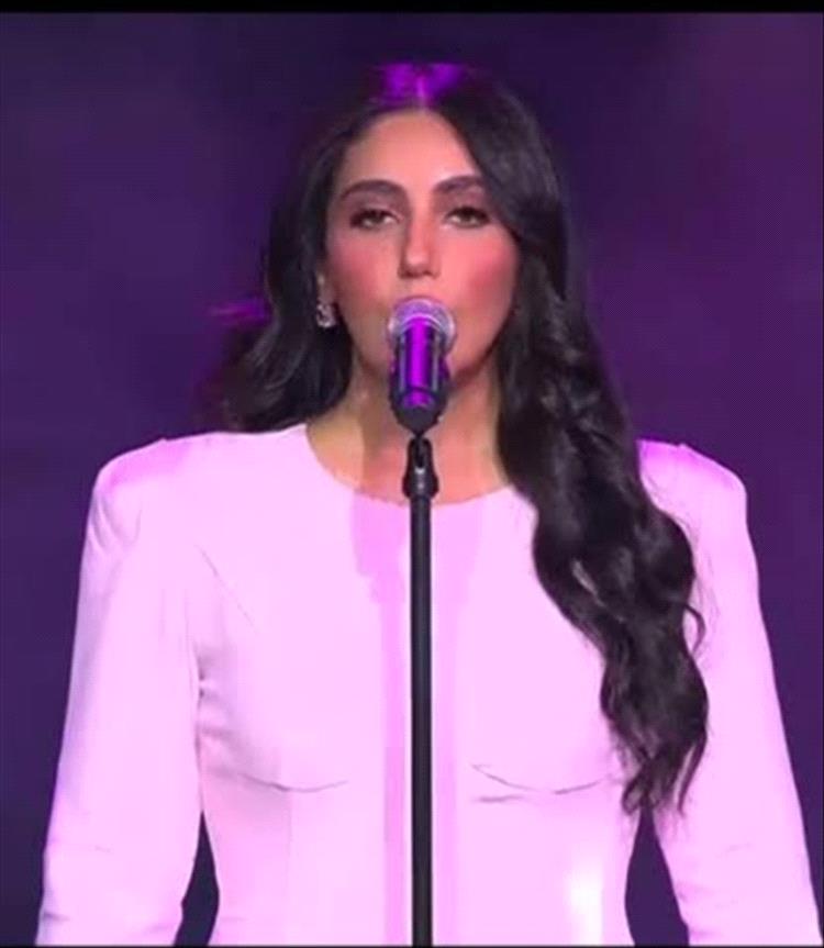 متسابقة يمنية تبهر لجنة التحكيم والجمهور في برنامج "ذا فويس"