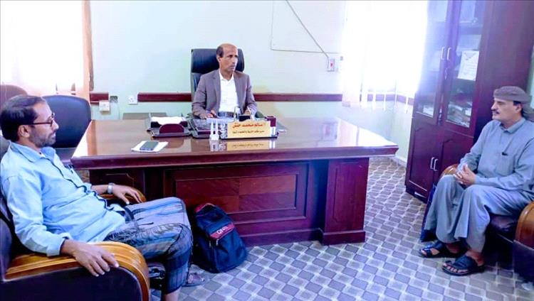 مدير تربية ميفعة يشيد بدعم المحافظ بن الوزير للقطاع التعليمي ويناقش معاناة الكادر التربوي مع مدير تربية شبوة