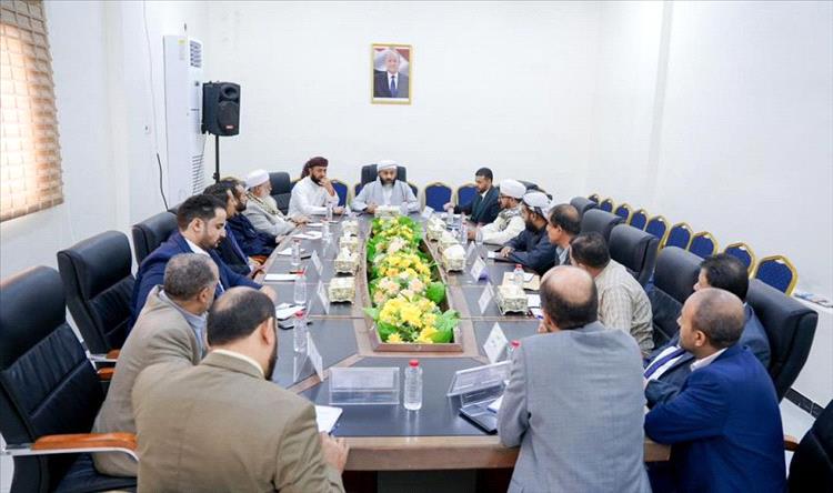 اجتماع في عدن يناقش سير العمل في قطاعات وزارة الأوقاف والارشاد
