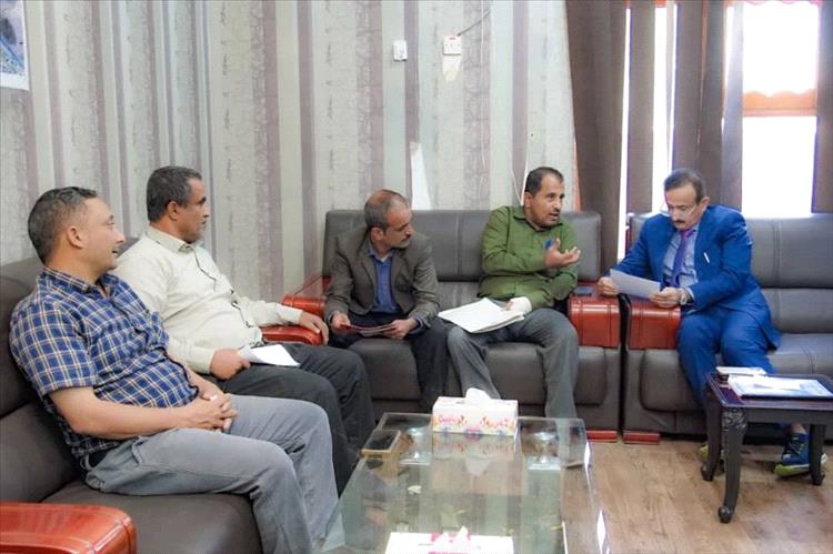 محافظ شبوة يؤكد حرص السلطة المحلية على تنظيم قطاع المياه وتحديث لوائحه الاستثمارية