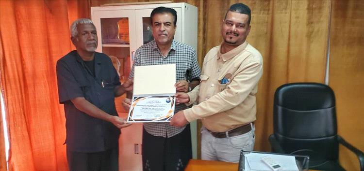 قيادة منتدى اصدقاء الإعلاميين والصحفيين وصحيفة منابر عدن تكرمان مدير عام القطن بشهادة شكر وتقدير