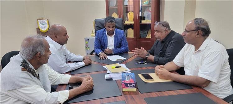 اللجنة التحضيرية العليا لليوم العالمي للصقور تلتقي بوكيل محافظة حضرموت لشئون الشباب ومدير عام مكتب الشباب والرياضة بالساحل