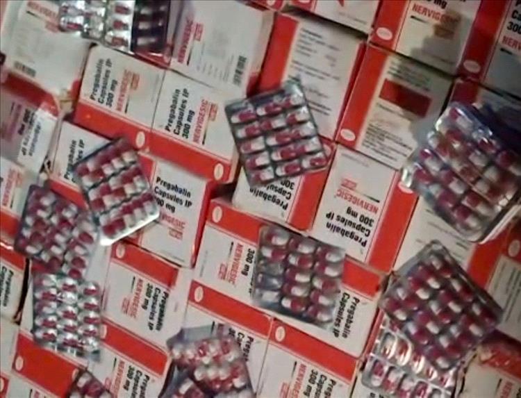 قوات الحملة الأمنية المشتركة تضبط سيارة تحمل حبوبًا مخدرة