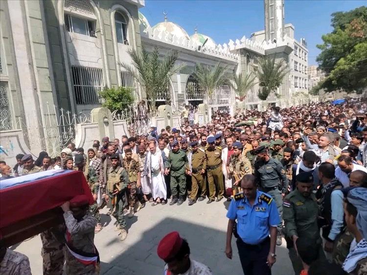 تشييع مهيب لجثمان الشهيد عبدالله النقيب في تعز