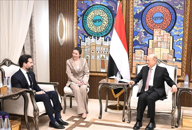 رئيس مجلس القيادة يستقبل القائم بأعمال سفارة الولايات المتحدة