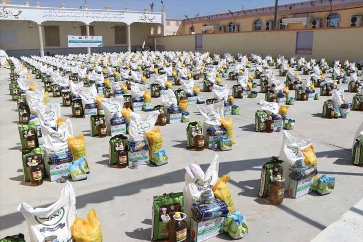 أمين محلي المهرة يدشّن القافلة الغذائية بدعم كويتي