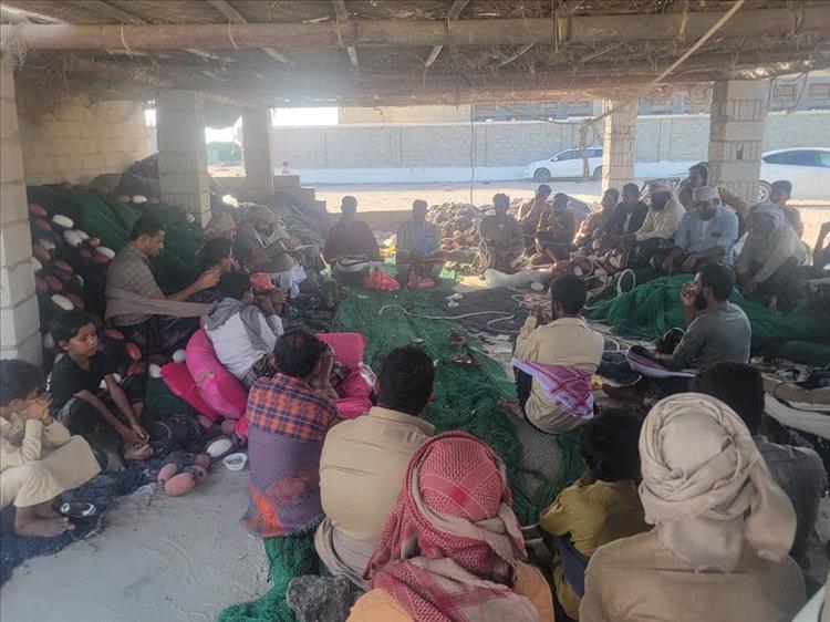 مدير عام هيئة المصائد السمكية بشبوة يلتقي صيادي الحاوي للحفاظ على التوازن الغذائي