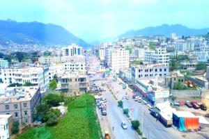 إب.. قيادي حوثي يعتدي على مدير صندوق النظافة بعد رفضه توقيع شيك مالي