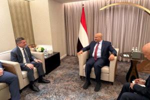 نائب رئيس مجلس القيادة الرئاسي يلتقي السفير الأمريكي بالرياض لمناقشة الإصلاحات الاقتصادية ومكافحة التهريب