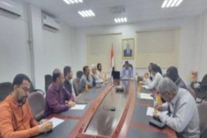 تراجع تمويل الغذاء العالمي يفاقم معاناة اليمنيين والحكومة تحذر من هيمنة الحوثيين على العمل الإنساني