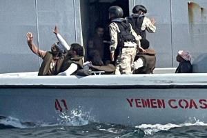 خفر السواحل تضبط جلبة بحرية تحمل آلاف البدلات العسكرية في المياه الإقليمية