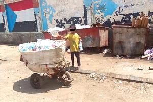 المواطنون في عدن بلا رواتب للشهر الرابع.. “فليأكل الشعب شعارات سياسية”