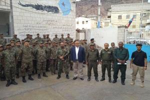 قوة عسكرية تقتحم شرطة التواهي وتُخرج سجيناً بالقوة وسط إطلاق نار كثيف في عدن