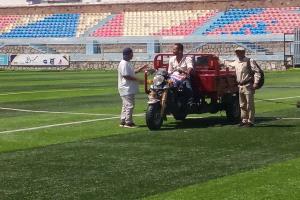 نائب مدير مكتب الشباب والرياضة يطلع على أعمال الصيانة بملعب الشهداء بتعز