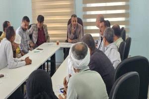 مدير عام مكتب ضرائب تعز يترأس اجتماعًا لمناقشة تقارير التحصيل والترتيبات لتطبيق النظام الآلى