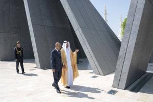 رئيس الوزراء يزور واحة شهداء الإمارات في أبوظبي ويضع إكليل زهور أمام نصب الشهيد