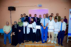 كلية طب الأسنان بجامعة عدن تحتفي بطلابها المستجدين وتكرم الأوائل