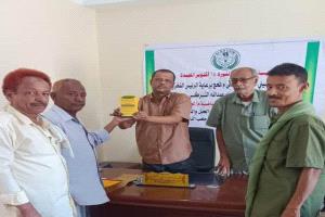 إدارة نادي الحسيني بلحج تكرم مدير مكتب الشباب والرياضة