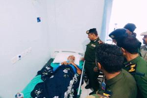 مدير عام شرطة شبوة يطمئن على صحة العقيد الجنيدي ويؤكد على الرعاية الصحية الكاملة