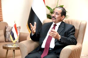 وزير الداخلية يكشف: ضبط شبكة تهريب دولية في عدن تضم أجانب متورطين بدعم الحوثيين وتمويل عمليات التهريب