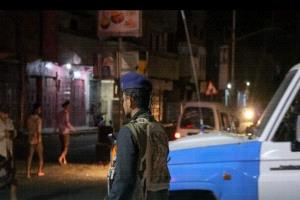 شرطة تعز تسلم ثلاثة متهمين في جريمة قتل 'عبدالرحمن النجاشي' إلى النيابة العامة