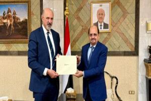 وزير الخارجية يتسلم نسخة من أوراق اعتماد السفير الاسترالي لدى اليمن