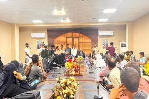 محافظ لحج يلتقي المواطنين ويستعرض قضاياهم الخدمية العاجلة