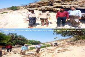 رئيس لجنة الخدمات في محلي ردفان يسلم موقع مشروع توسيع طريق الثمري للجهة المنفذة