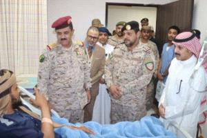 وزير الدفاع وقائد التحالف يطمئنان على صحة قائد اللواء الخامس حماية رئاسية بعد استهداف موكبه غرب تعز