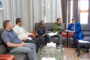 محافظ شبوة يؤكد حرص السلطة المحلية على تنظيم قطاع المياه وتحديث لوائحه الاستثمارية