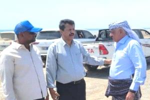 فريق هندسي يعاين موقع لإنشاء محطة كهرباء في رضوم بشبوة