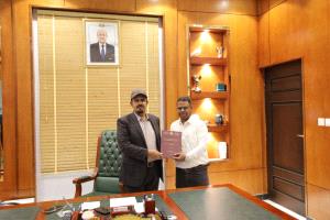 محافظ حضرموت الأستاذ مبخوت بن ماضي يطلع على دراسة ماجستير حول دور منصات التحقق في كشف المعلومات الزائفة أثناء الحرب