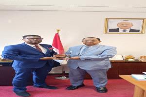 تكريم سفير اليمن  في الرياض بدرع الشكر والتقدير من مركز سقطرى لتطوير المهارات